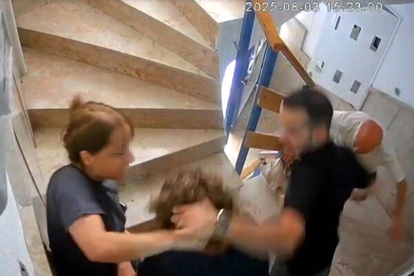 Komşu dehşeti… Anne saçını çekti oğlu yumruk...