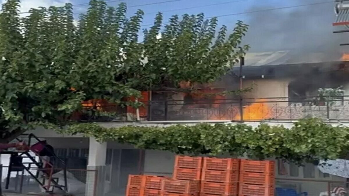 Manisa’da çıkan yangında ev kullanılamaz hale geldi Manisa’da çıkan yangında ev kullanılamaz hale geldi