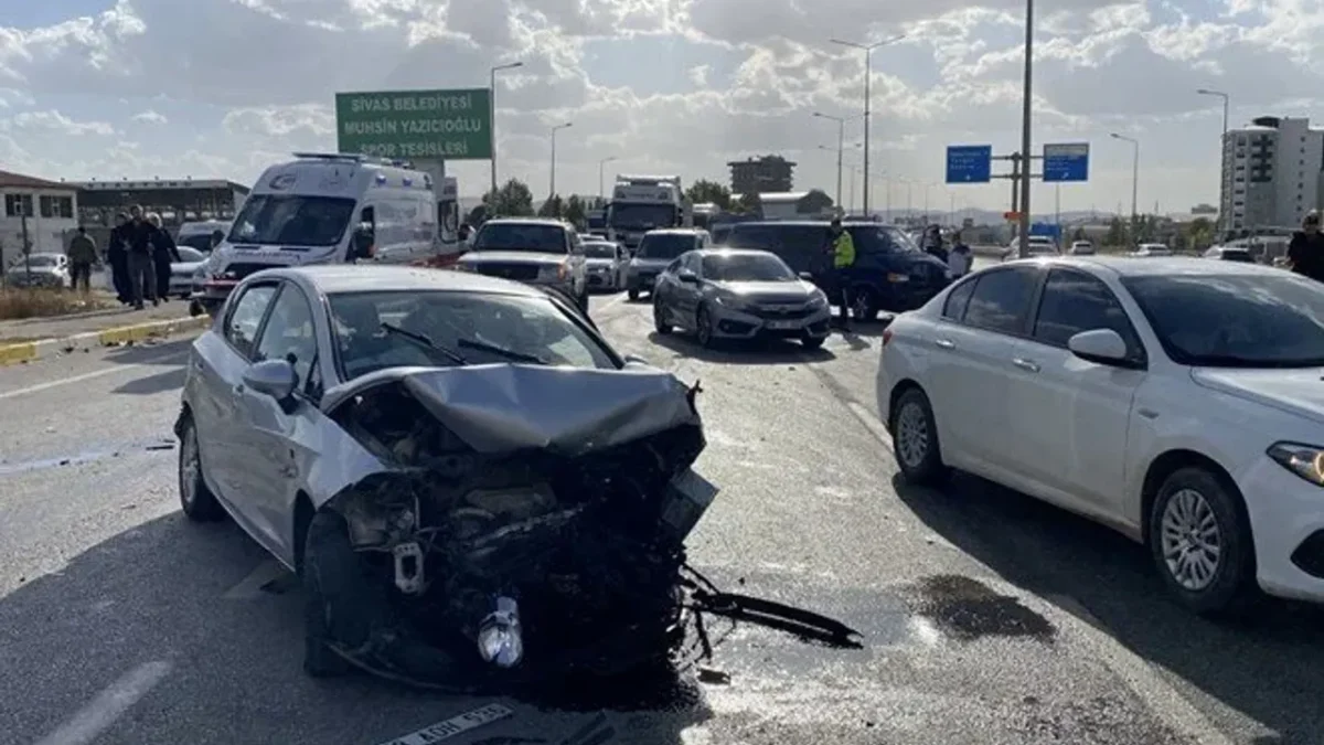 Sivas’ta zincirleme kaza: 1 kişi öldü, 4 kişi yaralandı! Sivas’ta zincirleme kaza: 1 kişi öldü, 4 kişi yaralandı!