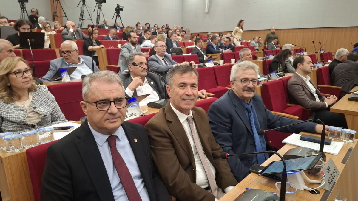 CHP’de kongre tartışmaları sürüyor: Büyükşehir meclis üyelerinden tek aday tepkisi CHP’de kongre tartışmaları sürüyor: Büyükşehir meclis üyelerinden tek aday tepkisi
