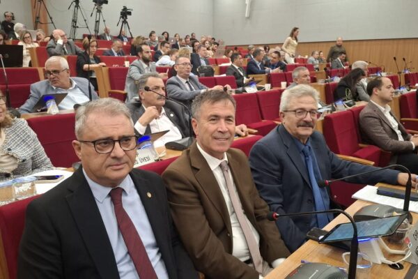 CHP’de kongre tartışmaları sürüyor: Büyükşehir mec... CHP’de kongre tartışmaları sürüyor: Büyükşehir mec...