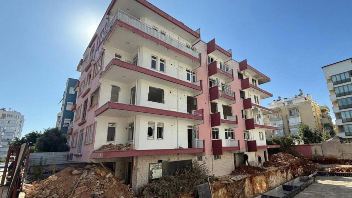 4 katlı metruk binada yangın çıktı: 1 erkek cesedi bulundu 4 katlı metruk binada yangın çıktı: 1 erkek cesedi bulundu