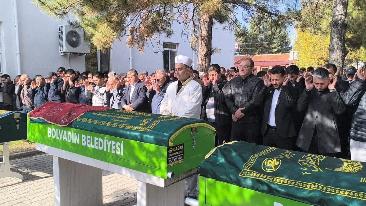 Gıda zehirlenmesi faciasında ölen anne ile çocukları toprağa verildi! Gıda zehirlenmesi faciasında ölen anne ile çocukları toprağa verildi!