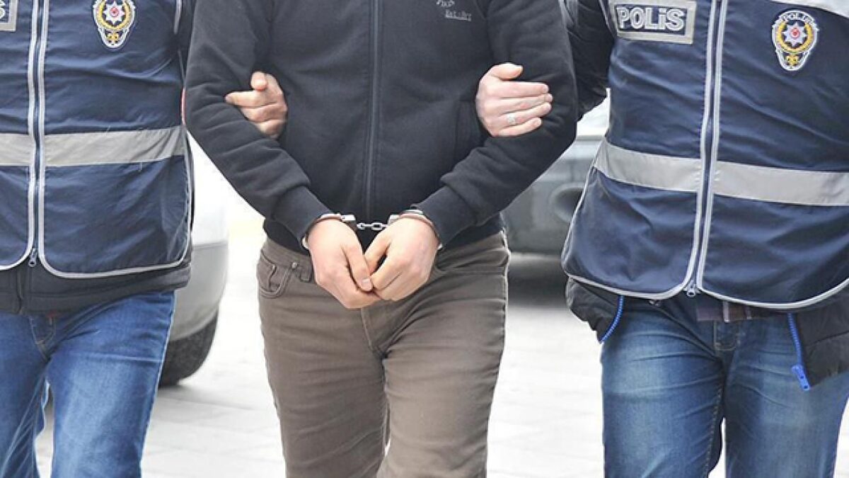 İzmir’de oto galeriye silahlı bombalı saldırı… 2 gözaltı İzmir’de oto galeriye silahlı bombalı saldırı… 2 gözaltı