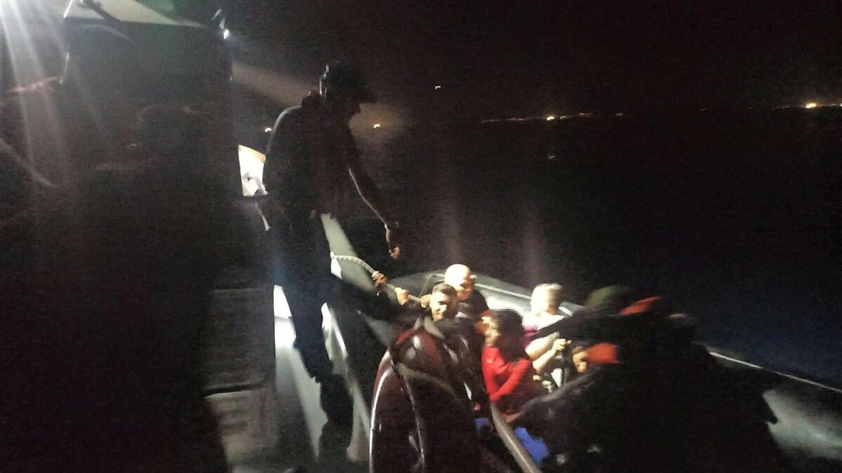 Kuşadası’nda 25 kaçak göçmen yakalandı Kuşadası’nda 25 kaçak göçmen yakalandı