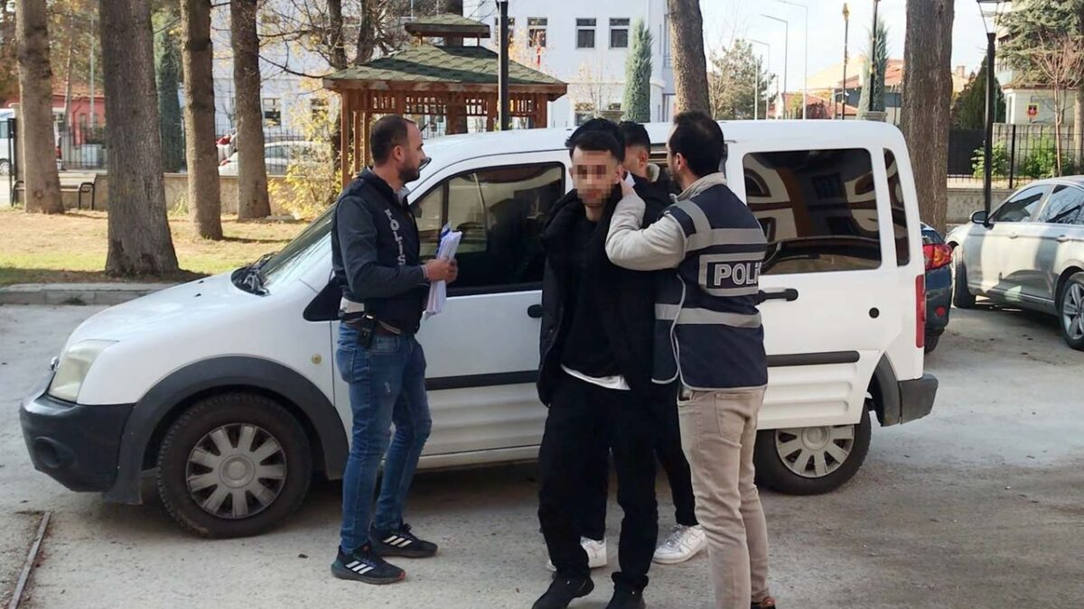 ‘Eşinin adı soruşturmada geçiyor’ dedi: 2 milyon dolandırdı! ‘Eşinin adı soruşturmada geçiyor’ dedi: 2 milyon dolandırdı!