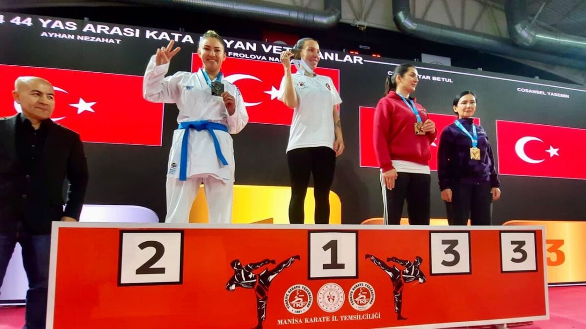 Aliağa’nın karate antrenöründen çifte başarı