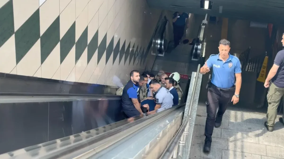 Faciadan dönüldü: Görme engelli kişi metro raylarına düştü! Faciadan dönüldü: Görme engelli kişi metro raylarına düştü!
