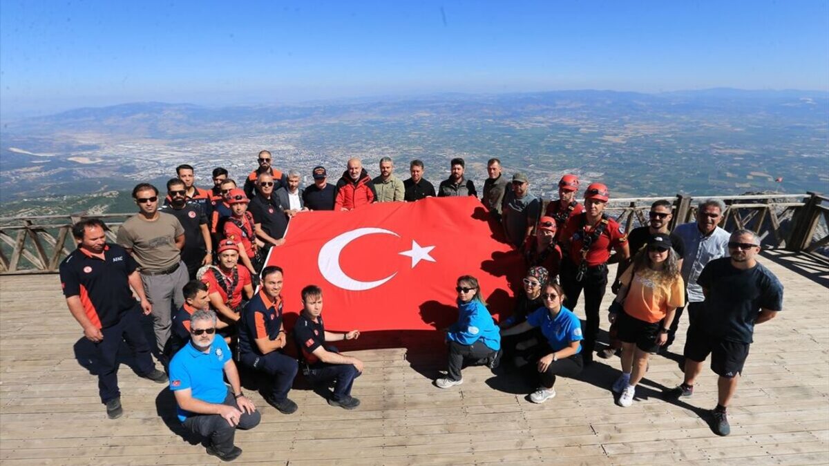 Spil Dağı zirvesindeki Türk bayrağı 15 Temmuz dolayısıyla yenilendi Spil Dağı zirvesindeki Türk bayrağı 15 Temmuz dolayısıyla yenilendi