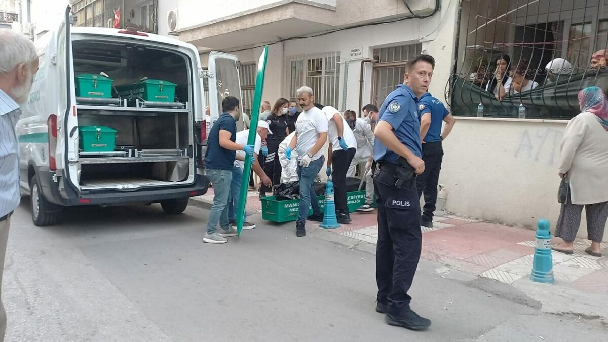 Kötü koku korkunç gerçeği ortaya çıkardı… Cesetle aynı evde yaşadı! Kötü koku korkunç gerçeği ortaya çıkardı… Cesetle aynı evde yaşadı!
