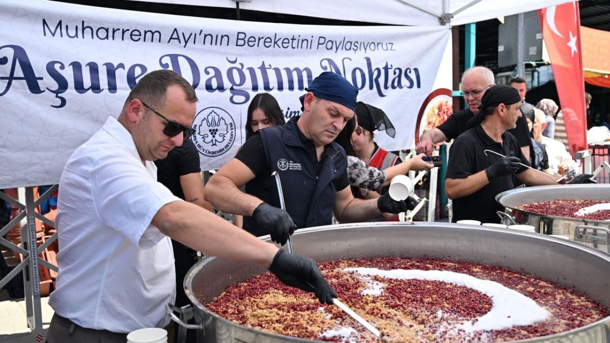 Manisa Büyükşehir’den 2 bin kişiye aşure ikramı Manisa Büyükşehir’den 2 bin kişiye aşure ikramı