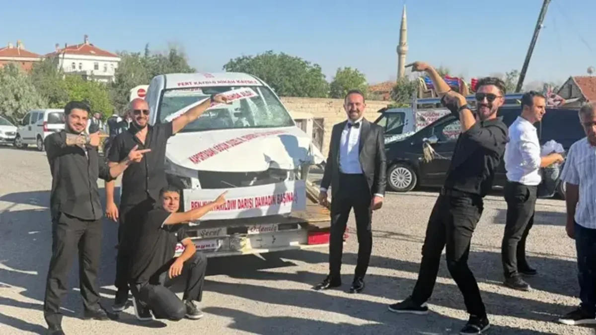Düğünde arkadaşları, damada hurda otomobil hediye etti