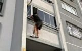 14 yıl hapis cezası vardı: Torbacı balkondan sarkarken yakalandı! 14 yıl hapis cezası vardı: Torbacı balkondan sarkarken yakalandı!