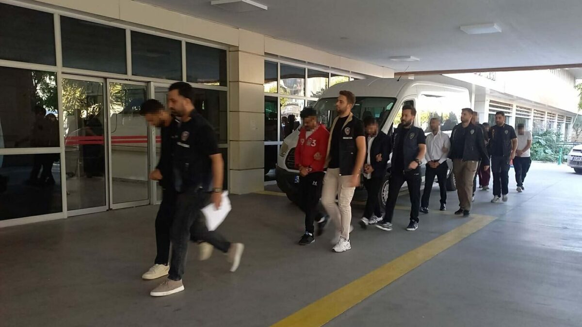 Yatırım ve fon dolandırıcılığı çetesine operasyon: 20 şüpheli gözaltında Yatırım ve fon dolandırıcılığı çetesine operasyon: 20 şüpheli gözaltında