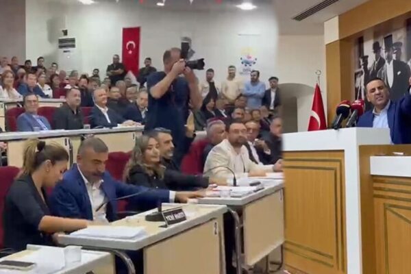 Çiğli Belediye Meclisi protestolarla başladı! Çiğli Belediye Meclisi protestolarla başladı!