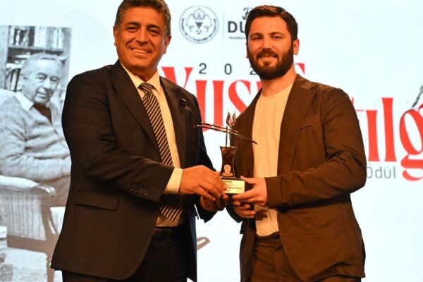 Yusuf Atılgan Roman Ödülü’nün sahibi Cem Akaş oldu Yusuf Atılgan Roman Ödülü’nün sahibi Cem Akaş oldu