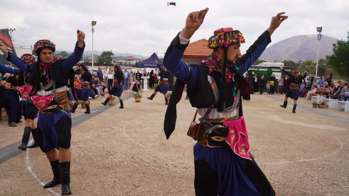 Orhanlı’da zeytin şöleni başladı: Üreticiler festivalde buluştu! Orhanlı’da zeytin şöleni başladı: Üreticiler festivalde buluştu!